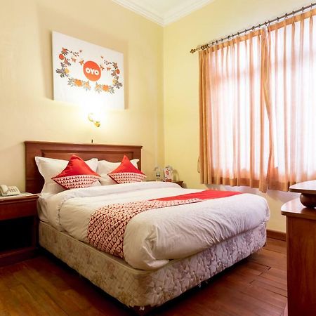 Oyo 1030 Hotel Bumi Asih Медан Экстерьер фото