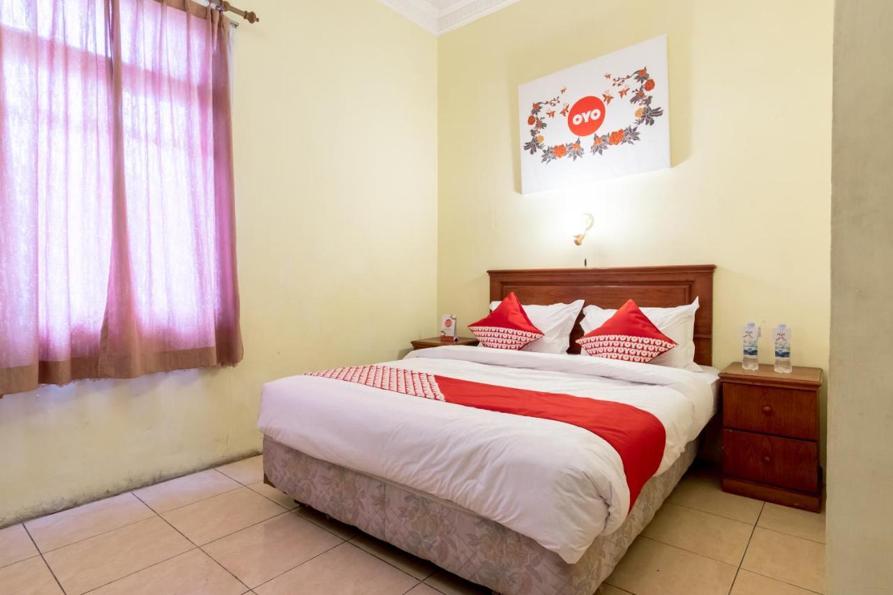 Oyo 1030 Hotel Bumi Asih Медан Экстерьер фото