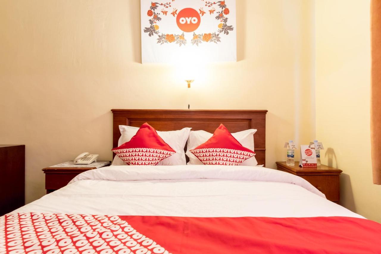 Oyo 1030 Hotel Bumi Asih Медан Экстерьер фото