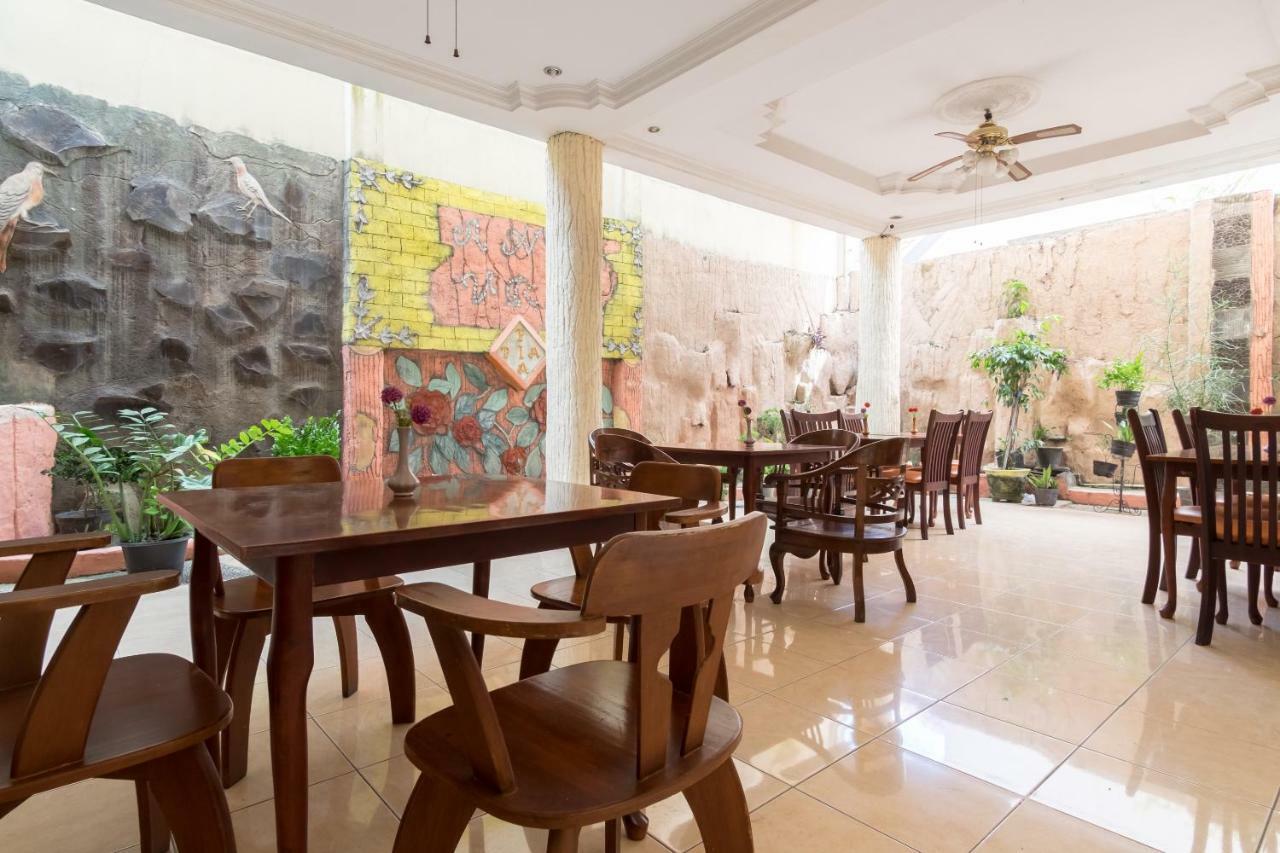 Oyo 1030 Hotel Bumi Asih Медан Экстерьер фото