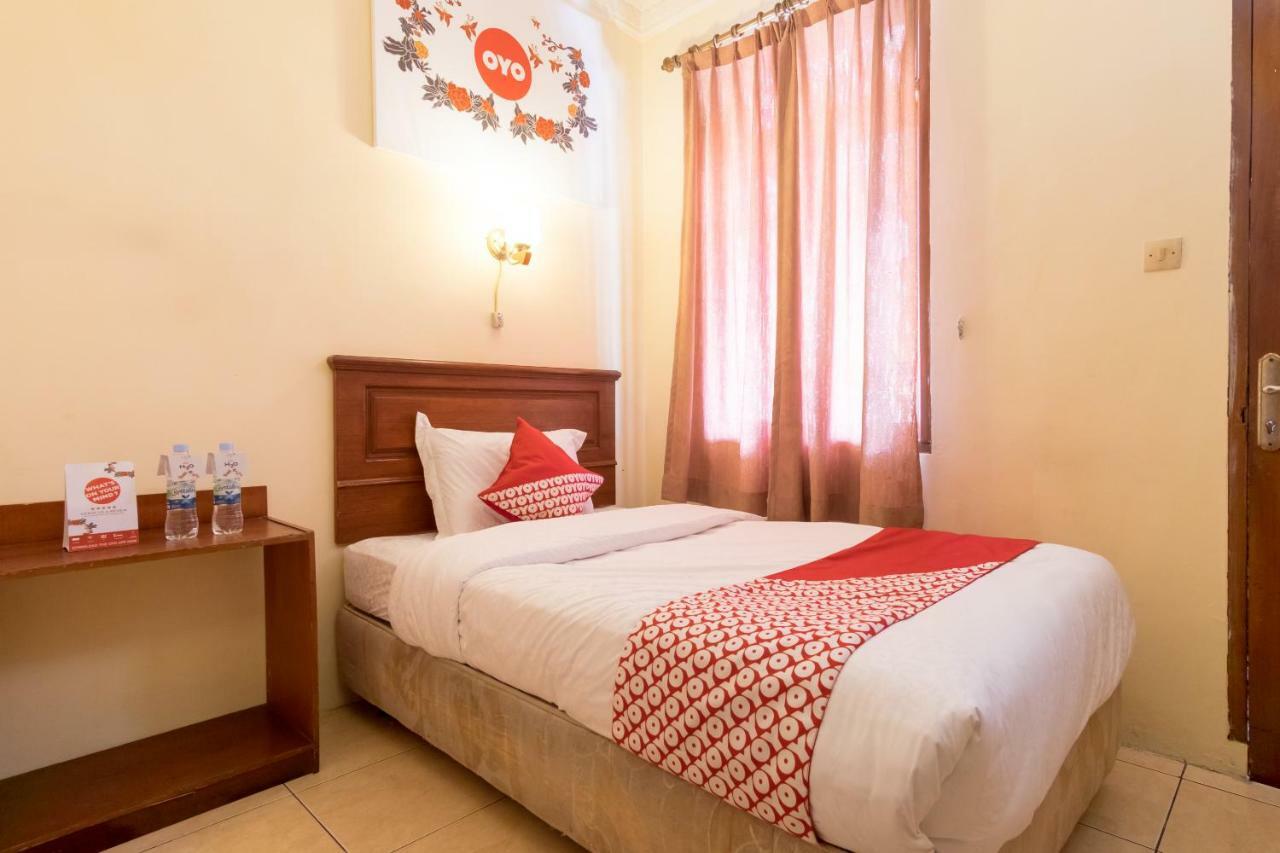 Oyo 1030 Hotel Bumi Asih Медан Экстерьер фото
