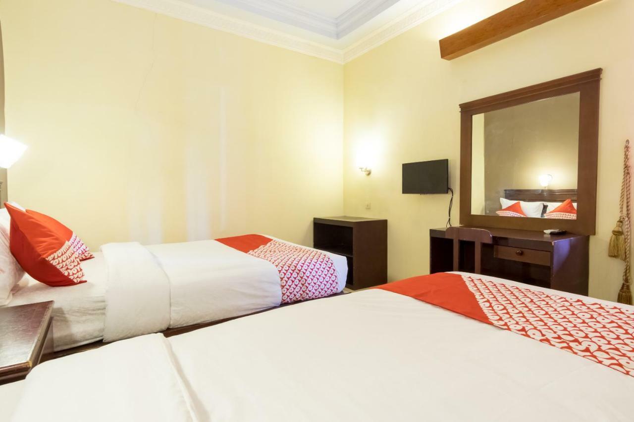 Oyo 1030 Hotel Bumi Asih Медан Экстерьер фото