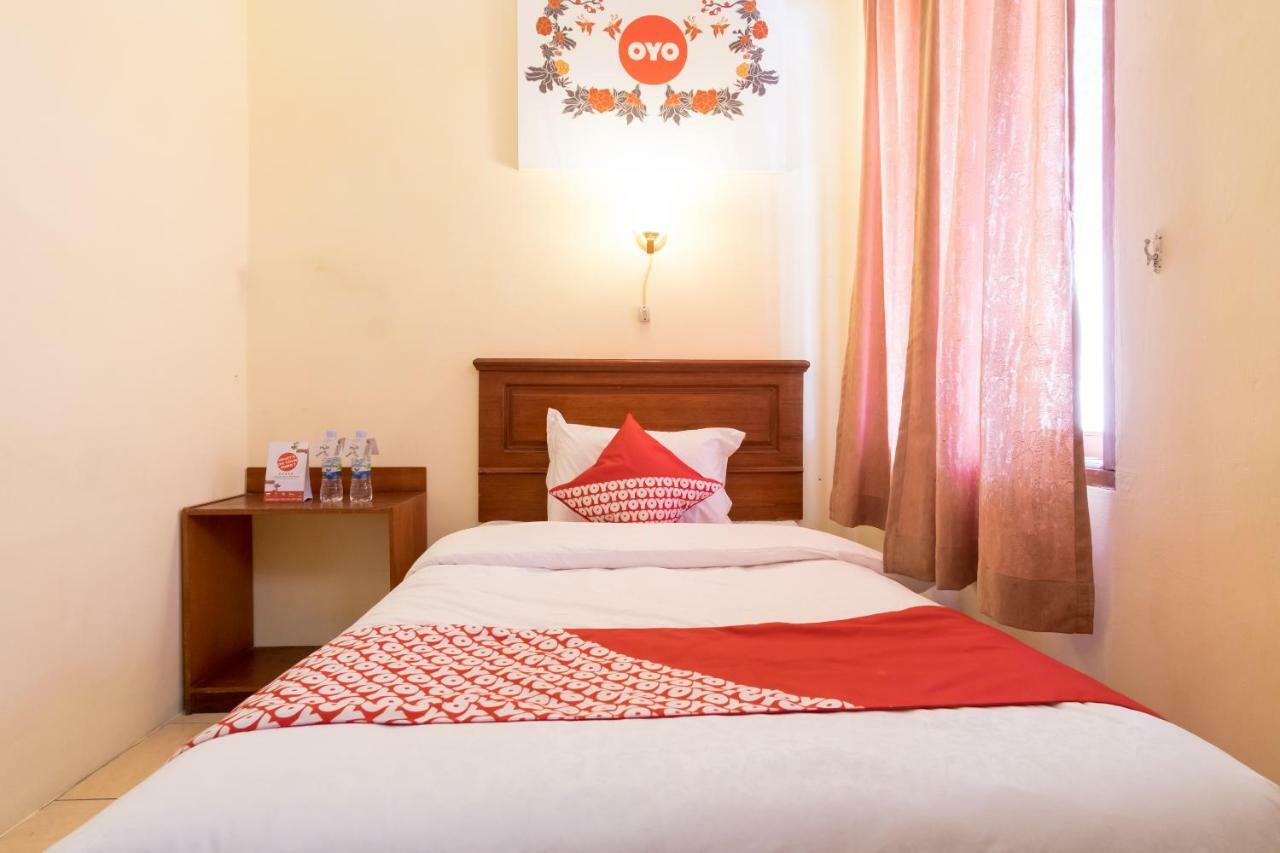 Oyo 1030 Hotel Bumi Asih Медан Экстерьер фото