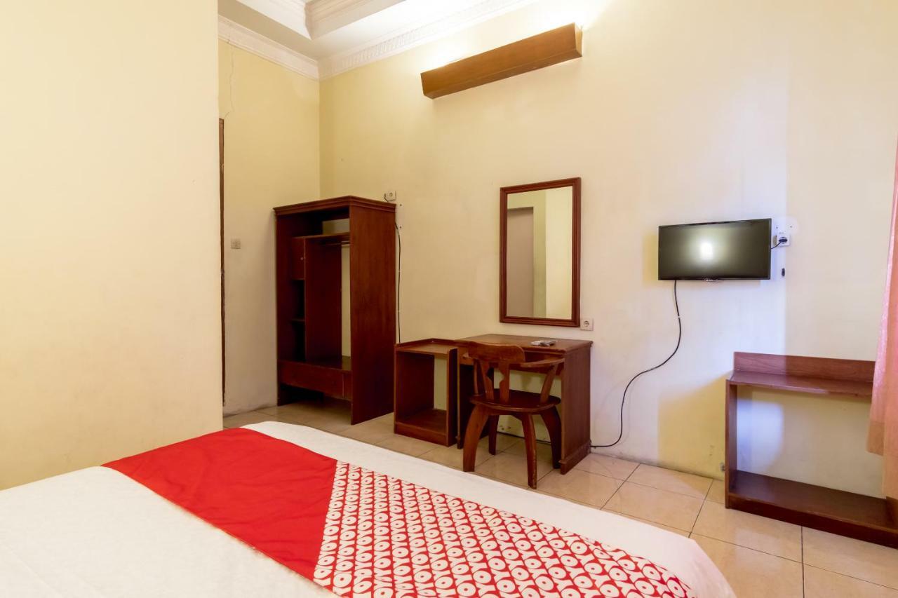 Oyo 1030 Hotel Bumi Asih Медан Экстерьер фото