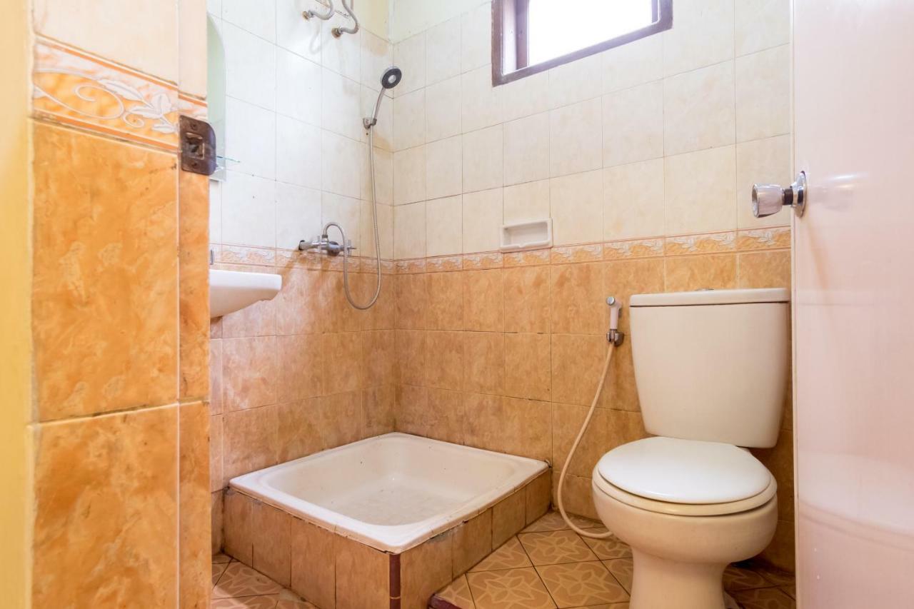 Oyo 1030 Hotel Bumi Asih Медан Экстерьер фото