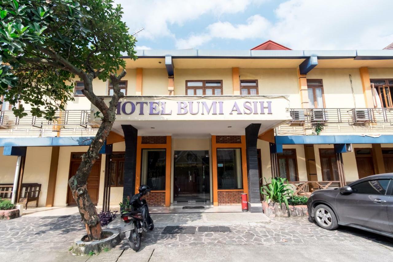 Oyo 1030 Hotel Bumi Asih Медан Экстерьер фото