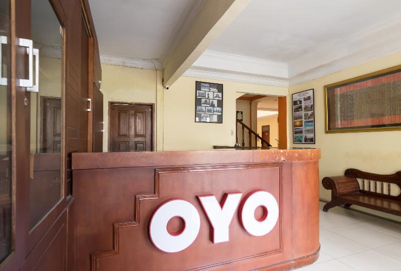 Oyo 1030 Hotel Bumi Asih Медан Экстерьер фото