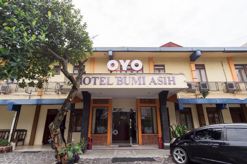Oyo 1030 Hotel Bumi Asih Медан Экстерьер фото