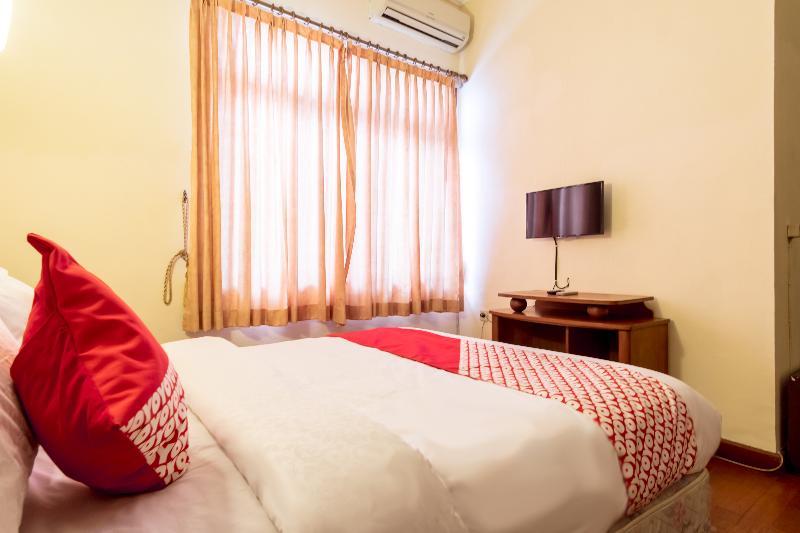 Oyo 1030 Hotel Bumi Asih Медан Экстерьер фото