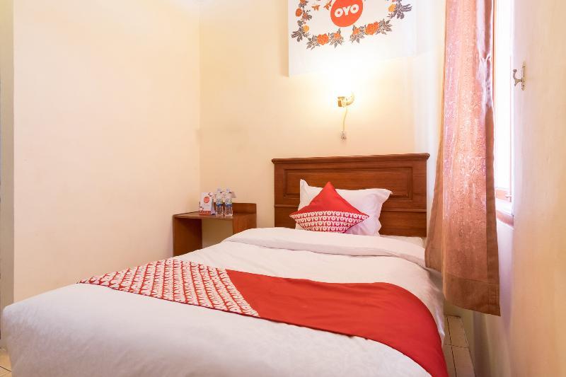 Oyo 1030 Hotel Bumi Asih Медан Экстерьер фото